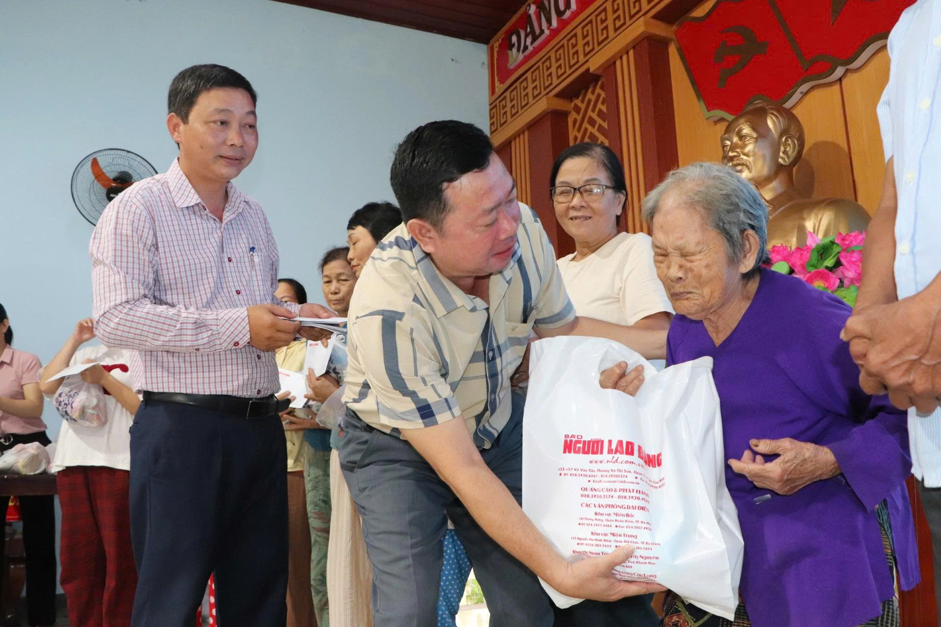 Trai tim mien Trung den voi ba con ven song