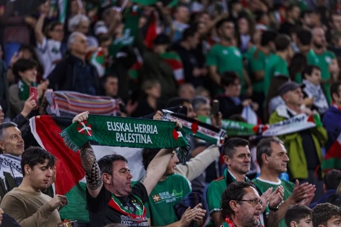 CĐV Palestine và xứ Basque hòa lẫn cùng nhau mang chung thông điệp kêu gọi hòa bình. Ảnh: AFP