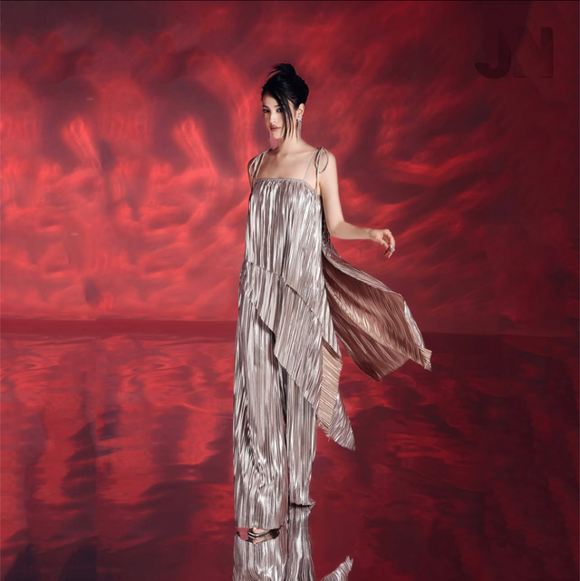 Trang phục ánh kim trở lại, khẳng định đẳng cấp sang trọng- Ảnh 1.