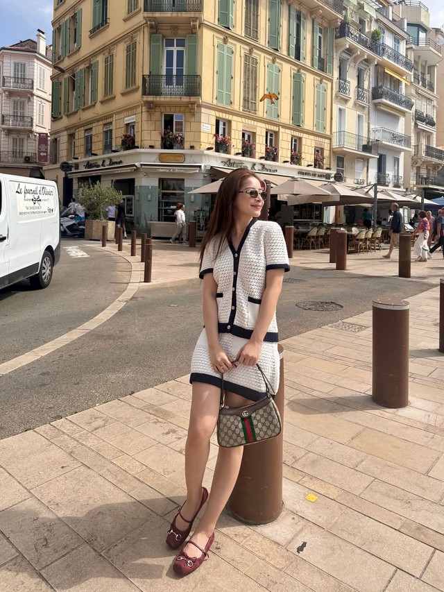 Trang phục cổ chữ V ‘cân’ trọn mọi phong cách từ công sở đến dạo phố- Ảnh 1.