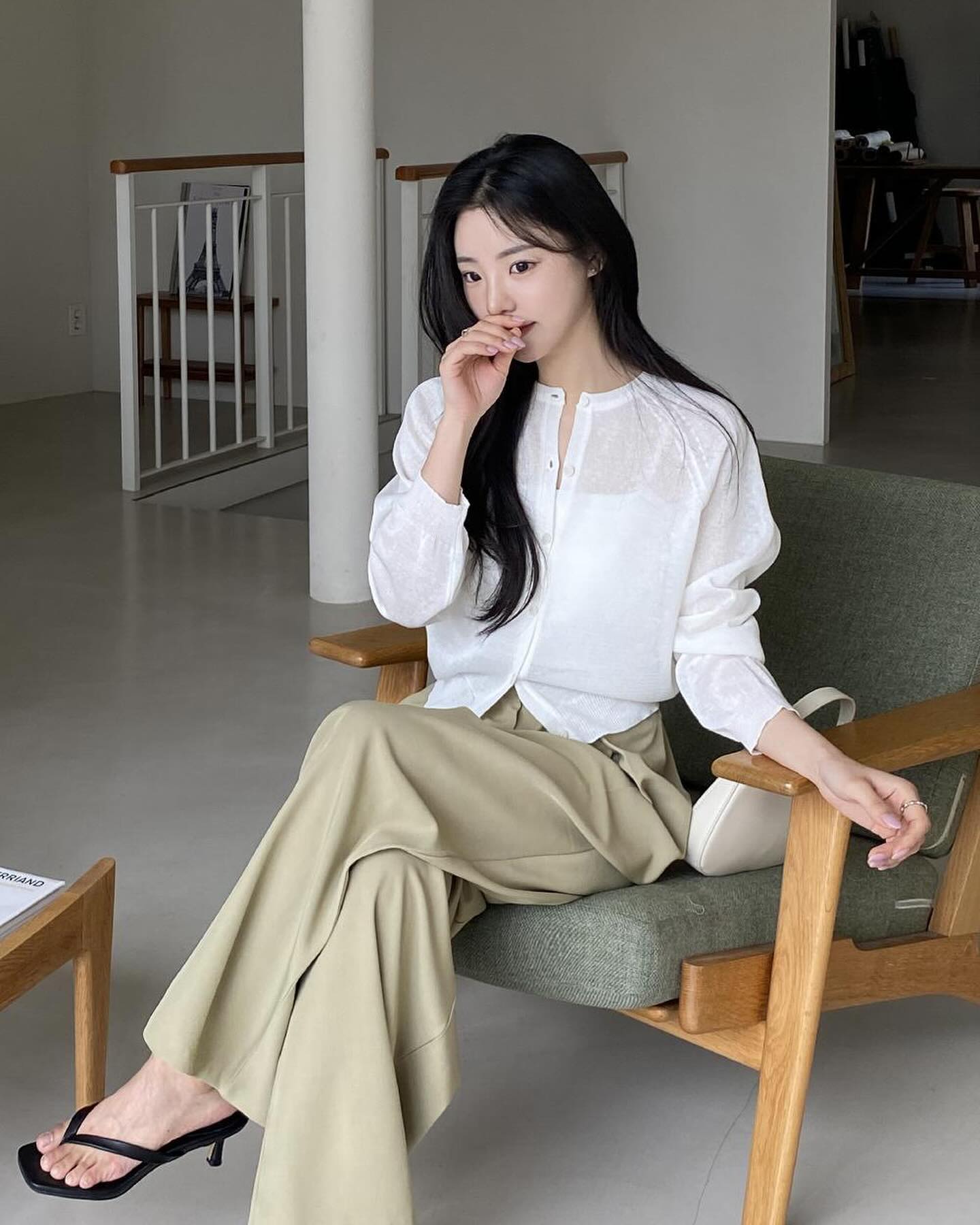 Trang phục màu trắng - be mùa này đẹp khó cưỡng: Cứ mặc lên là thành nàng thơ dịu dàng, tinh tế- Ảnh 1.