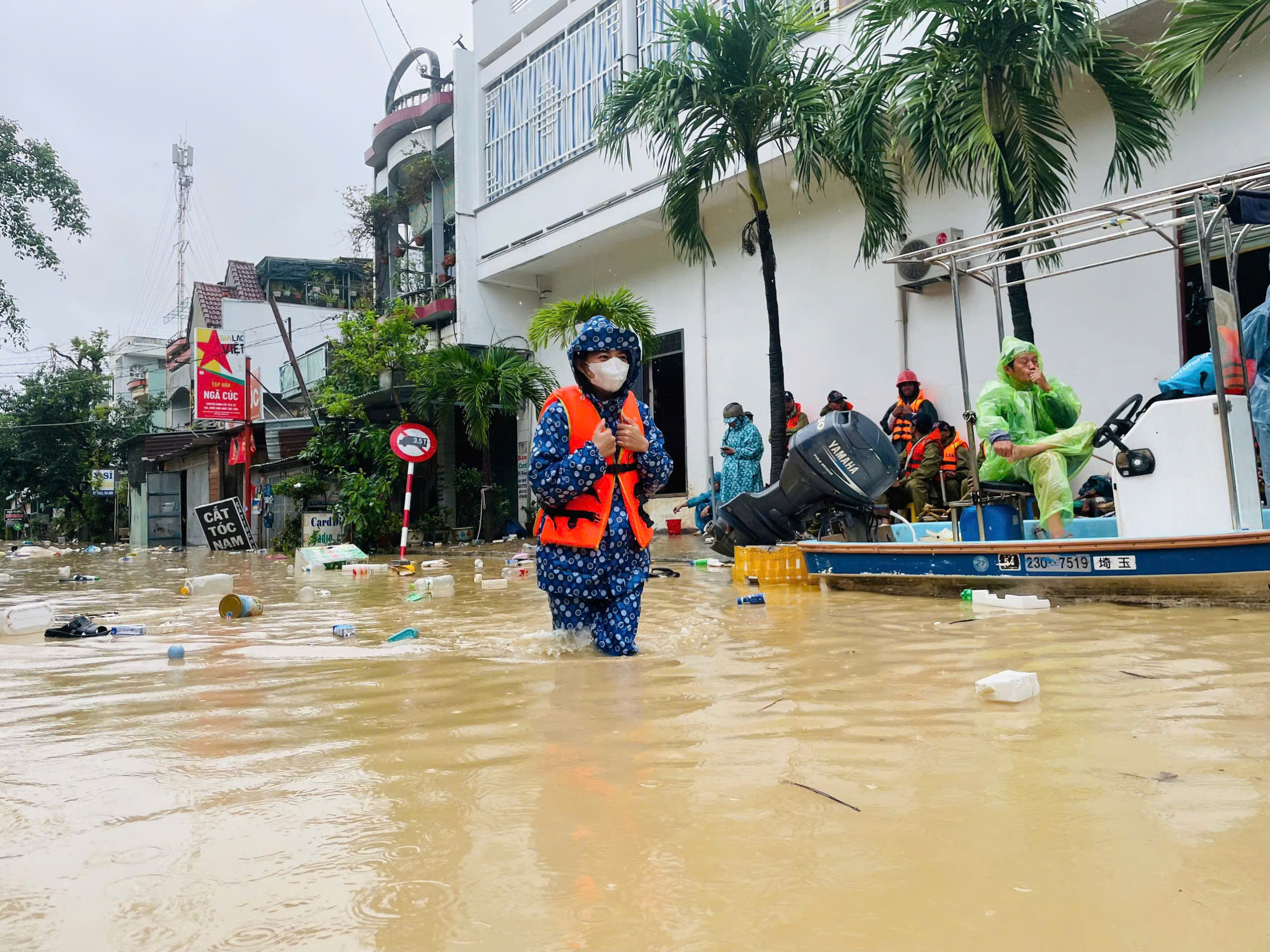 Quy Nhơn ngập lụt: 'Trắng tay, không biết bắt đầu lại từ đâu'- Ảnh 1. Quy Nhơn ngập lụt: 'Trắng tay, không biết bắt đầu lại từ đâu'- Ảnh 1.