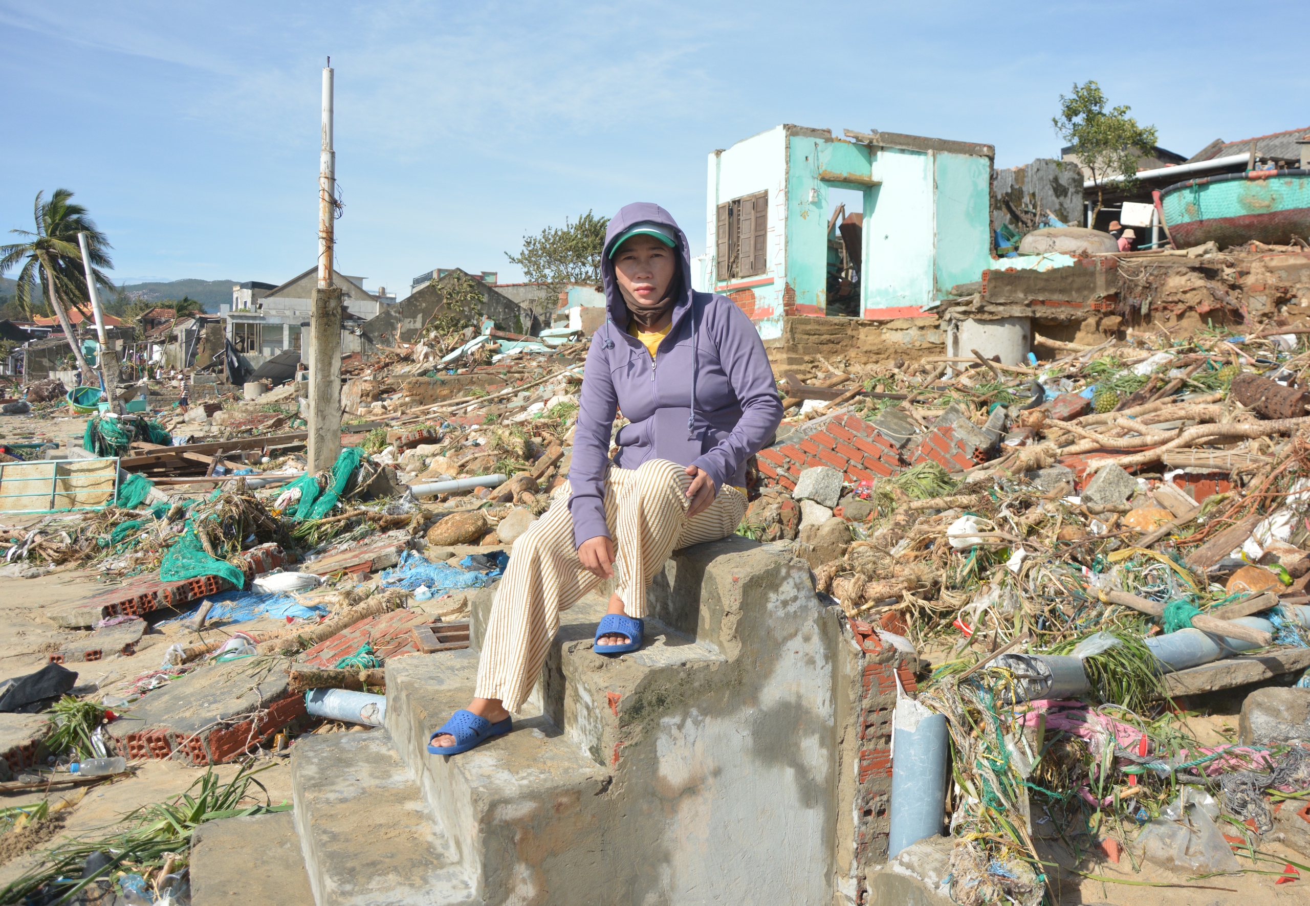 Tránh bão Kalmaegi trở về, dân làng chài bàng hoàng vì không thấy nhà đâu nữa- Ảnh 1. Tránh bão Kalmaegi trở về, dân làng chài bàng hoàng vì không thấy nhà đâu nữa- Ảnh 1.