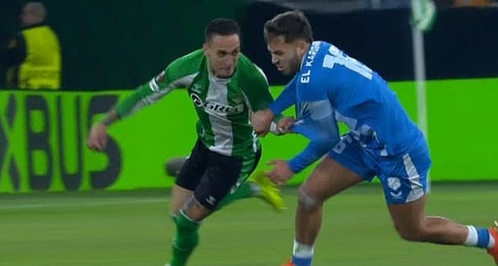 Tranh cãi Antony thoát thẻ đỏ sau màn thiết đầu công hạ gục đối thủ - 1