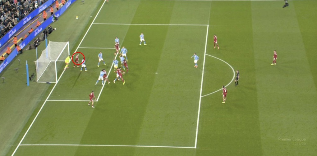 Tranh cãi lớn khi Liverpool bị tước bàn thắng, Man City liên tục hưởng lợi - 1