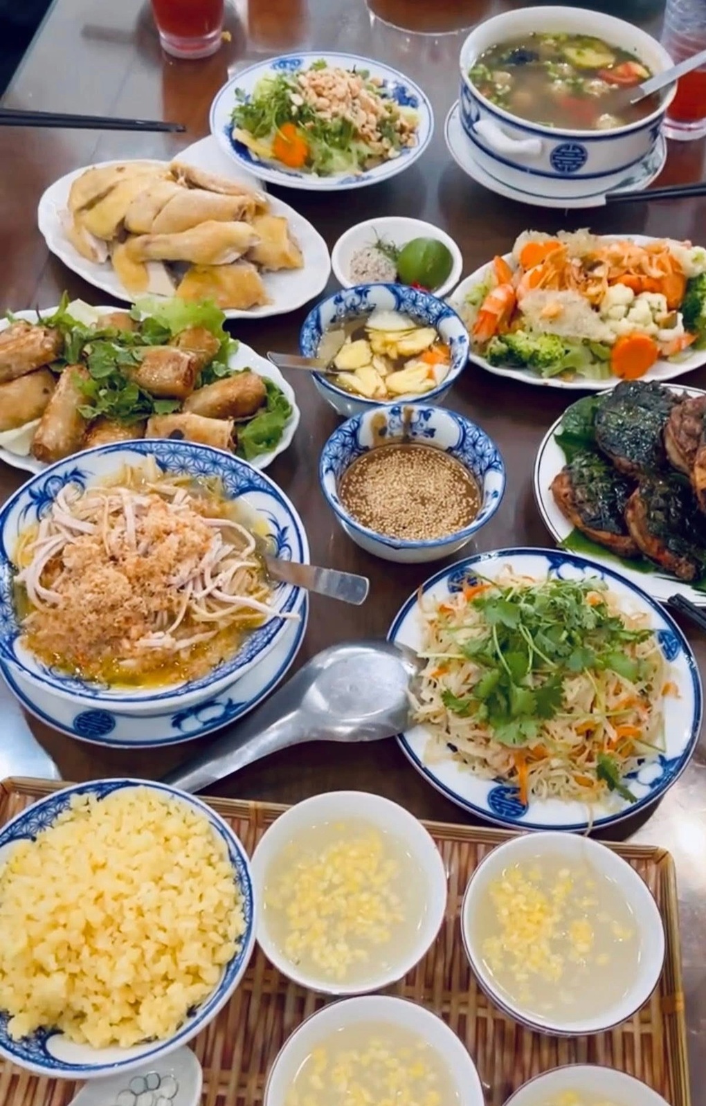 Tranh cãi mâm cỗ nghệ nhân ở Bát Tràng 6 người giá 2,7 triệu đồng đắt đỏ - 1