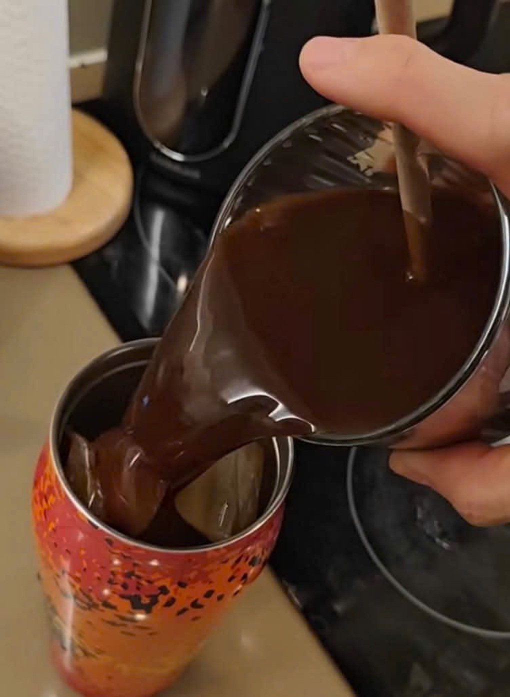 Tranh cãi việc lấy sữa sản phụ mới sinh pha cà phê uống: Bác sĩ lên tiếng - 1