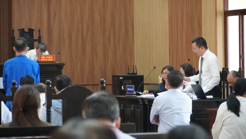 Các luật sư bào chữa cho các bị cáo đề nghị tòa trả hồ sơ điều tra bổ sung, yêu cầu định giá lại thiệt hại trong vụ án. Ảnh: TK z7270703270460_e1c7c20c43b15dfba4dbccf25ef0faec.jpg