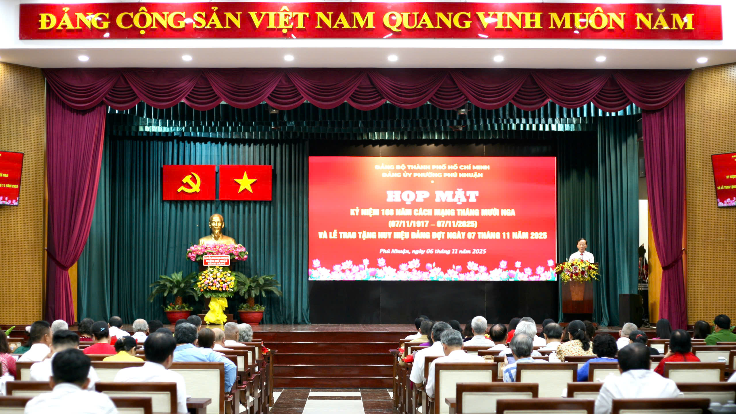 Trao huy hiệu Đảng tại phường Phú Nhuận - Ảnh 1.