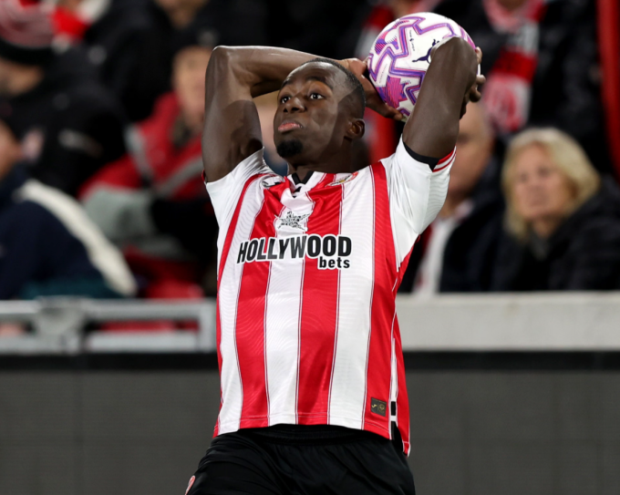 Michael Kayode là chuyên gia ném biên dài của Brentford tại Ngoại hạng Anh mùa này. Ảnh: Offside