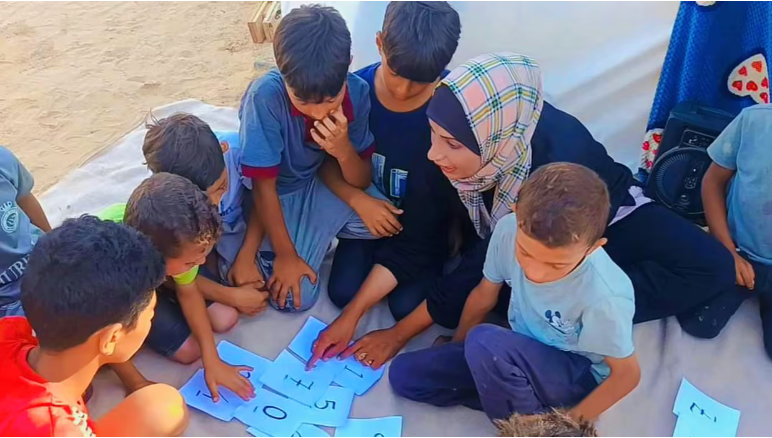 Trẻ em Gaza tìm lại đường đến trường giữa đống đổ nát- Ảnh 1. Trẻ em Gaza tìm lại đường đến trường giữa đống đổ nát- Ảnh 1.