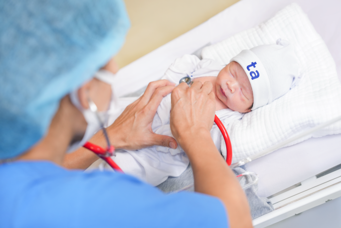 Bác sĩ Bệnh viện Đa khoa Tâm Anh Hà Nội đang khám cho một trẻ nhỏ. Ảnh: Bệnh viện cung cấp