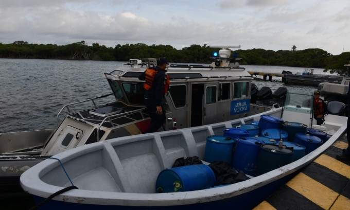 Một xuồng chở 200 kg ma túy bị hải quân Colombia chặn lại và đưa vào cảng hồi tháng 8. Ảnh: Hải quân Colombia