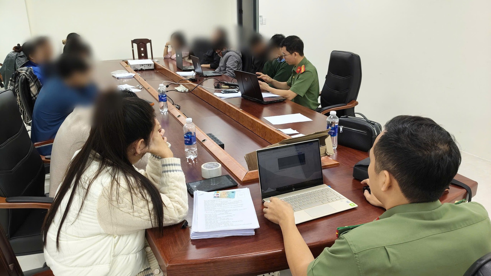 Triệt phá đường dây lừa đảo 90 tỷ đồng của hơn 8.000 người, bắt ông trùm Nguyễn Thế Duy và đồng phạm- Ảnh 1.