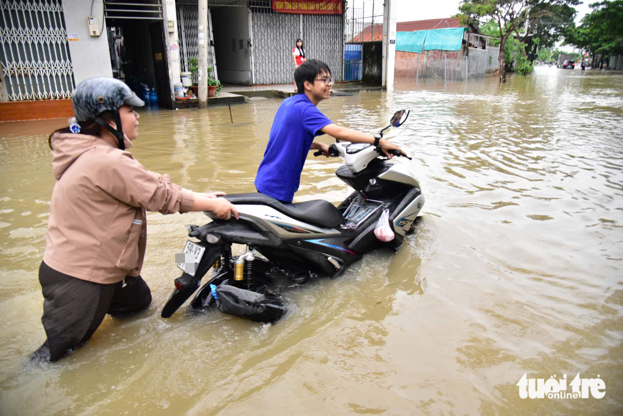Triều cường vượt bờ chắn Thanh Đa, lút nửa xe ở Hiệp Phước- Ảnh 1.