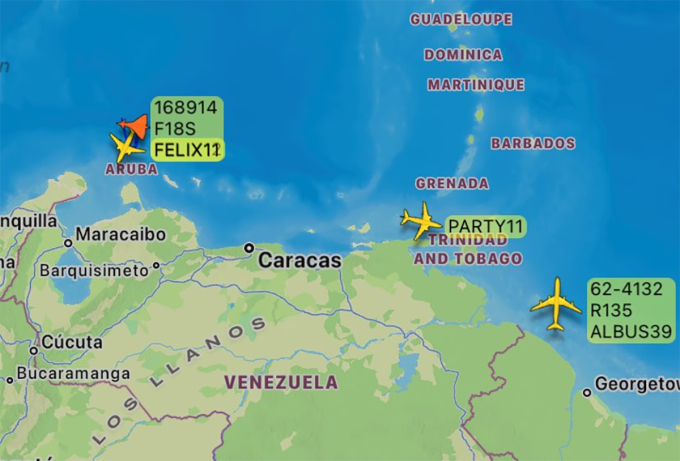 Vị trí trinh sát cơ RC-135V với hô hiệu ALBUS 39 và tiêm kích F/A-18 với hô hiệu FELIX11 và FELIX12 ngày 21/11. Đồ họa: Flightradar24