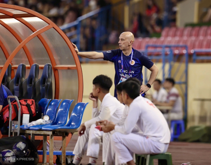 Trợ lý HLV Công an Hà Nội Luis Viegas trốn sau cabin khu kỹ thuật để tránh thẻ vàng, trong trận hòa Hà Tĩnh 0-0 ở vòng 22 V-League 2024-2025, trên sân Hàng Đẫy, tối 9/5/2025. Ảnh: Hoàng Huynh