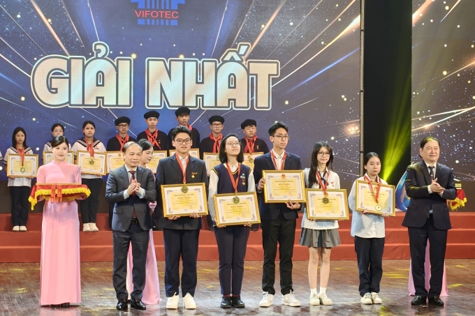 Nhóm học sinh giành giải Nhất Cuộc thi sáng tạo thanh niên, thiếu niên nhi đồng toàn quốc lần thứ 21 năm 2025. Ảnh: Trọng Đạt