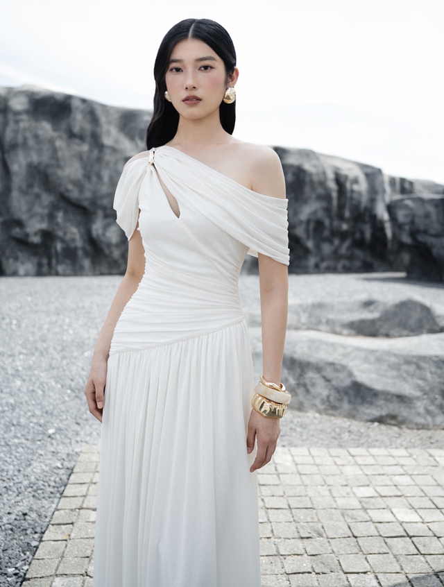 Trở nên thời thượng chỉ với một chiếc váy trắng, đen 1 Trở nên thời thượng chỉ với một chiếc váy trắng, đen - Ảnh 1.