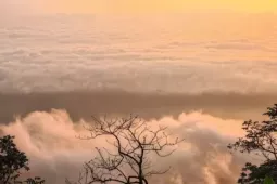 Ba Vì hút du khách với cảnh mây bồng bềnh mùa hè