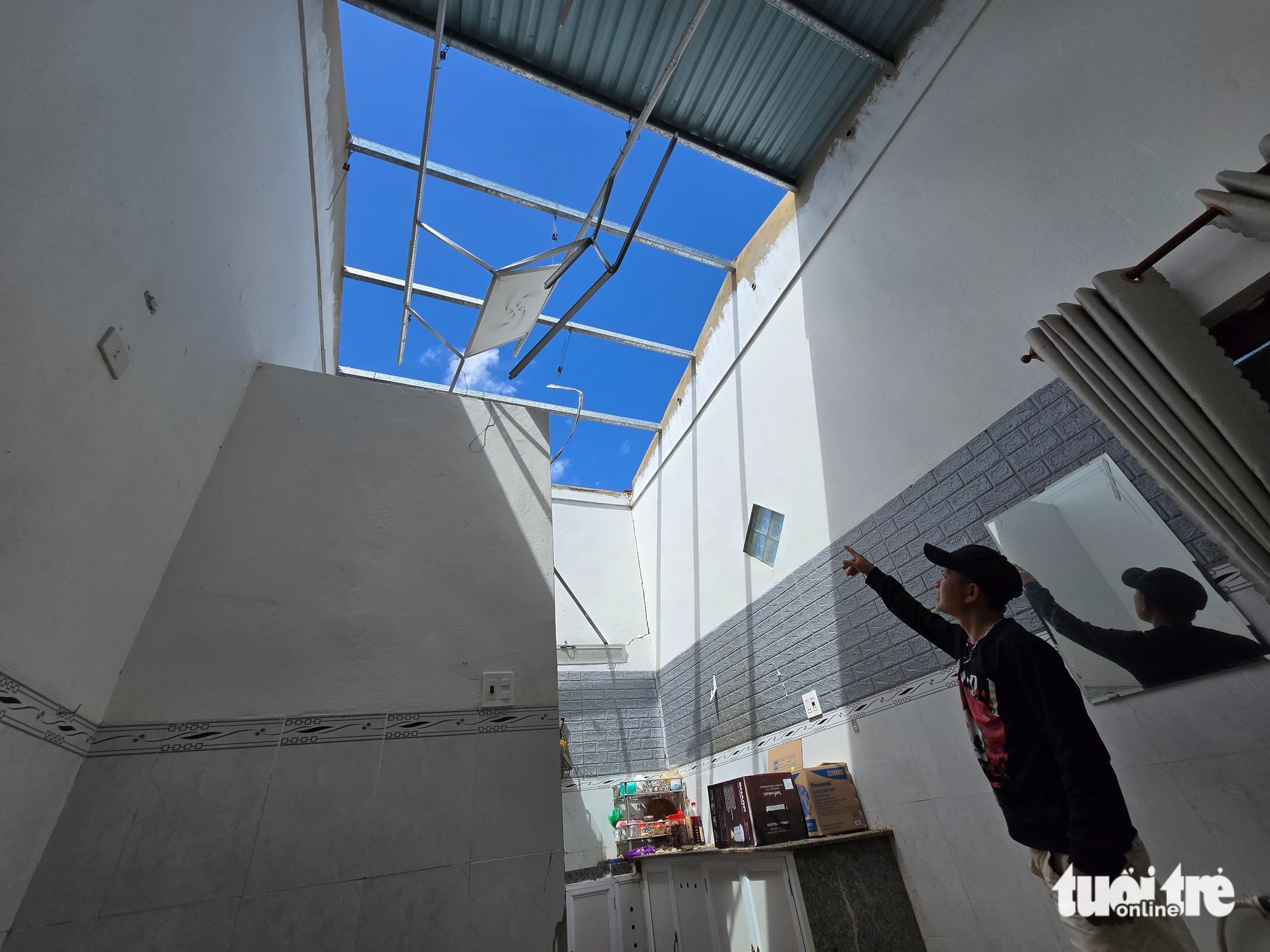 Trong những ngôi nhà không còn mái vì bão Kalmaegi - Ảnh 1.