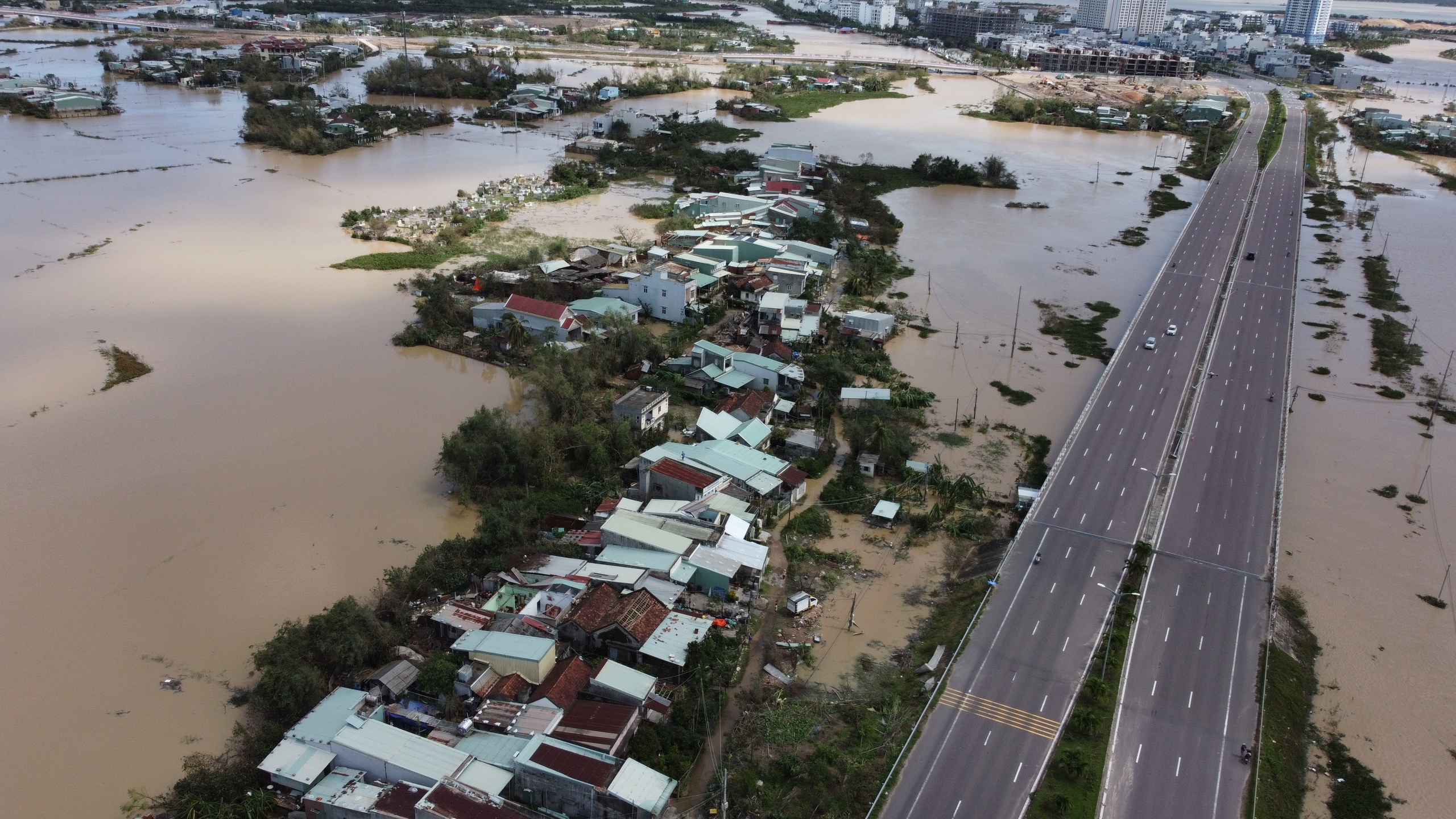 Trong những ngôi nhà không còn mái vì bão Kalmaegi - Ảnh 8.