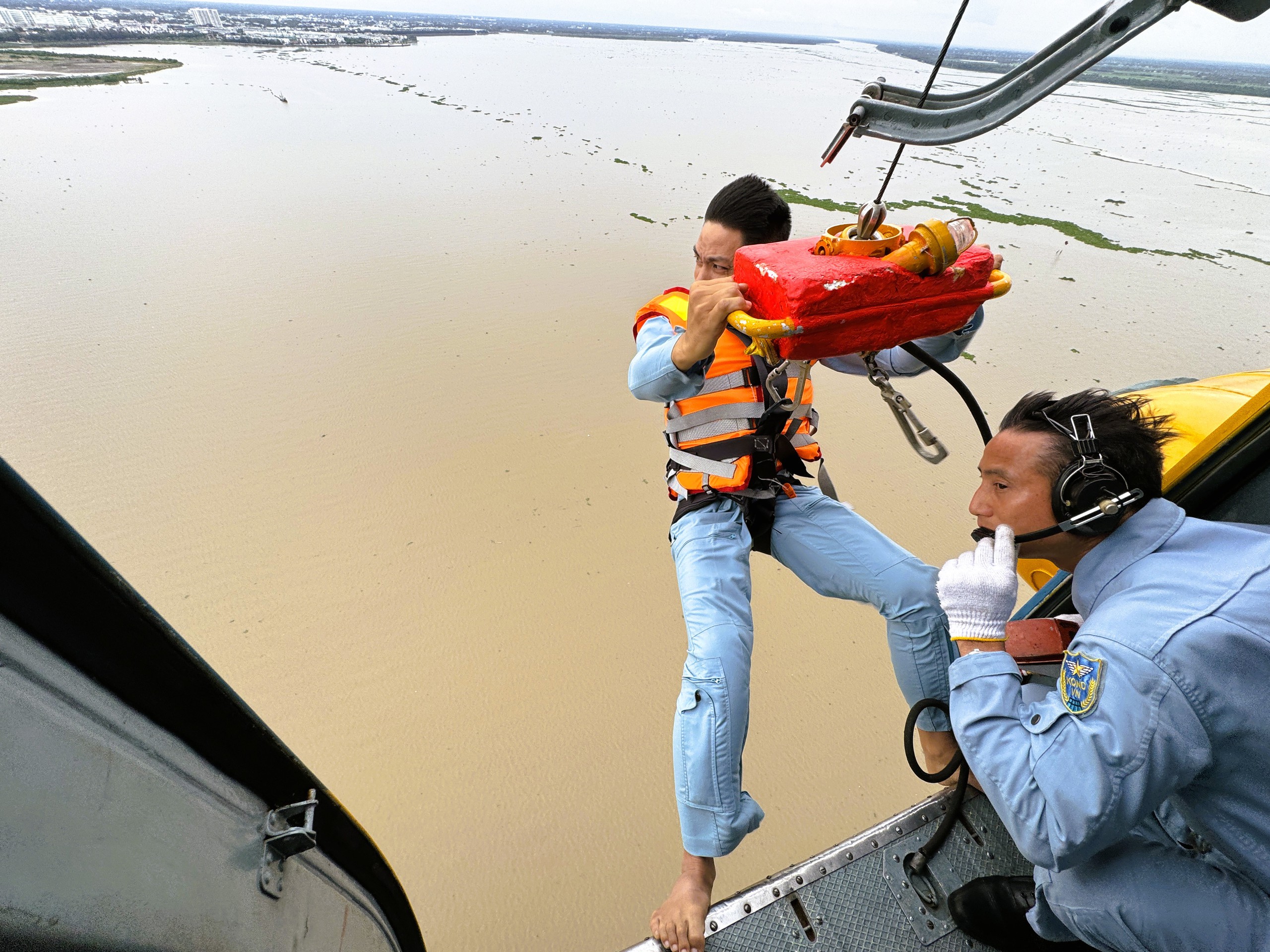 Trực thăng quân sự luyện tập bay treo cứu người tại Rạch Giá- Ảnh 1.