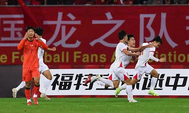 Phạm Minh Phúc (phải) mừng bàn thắng.