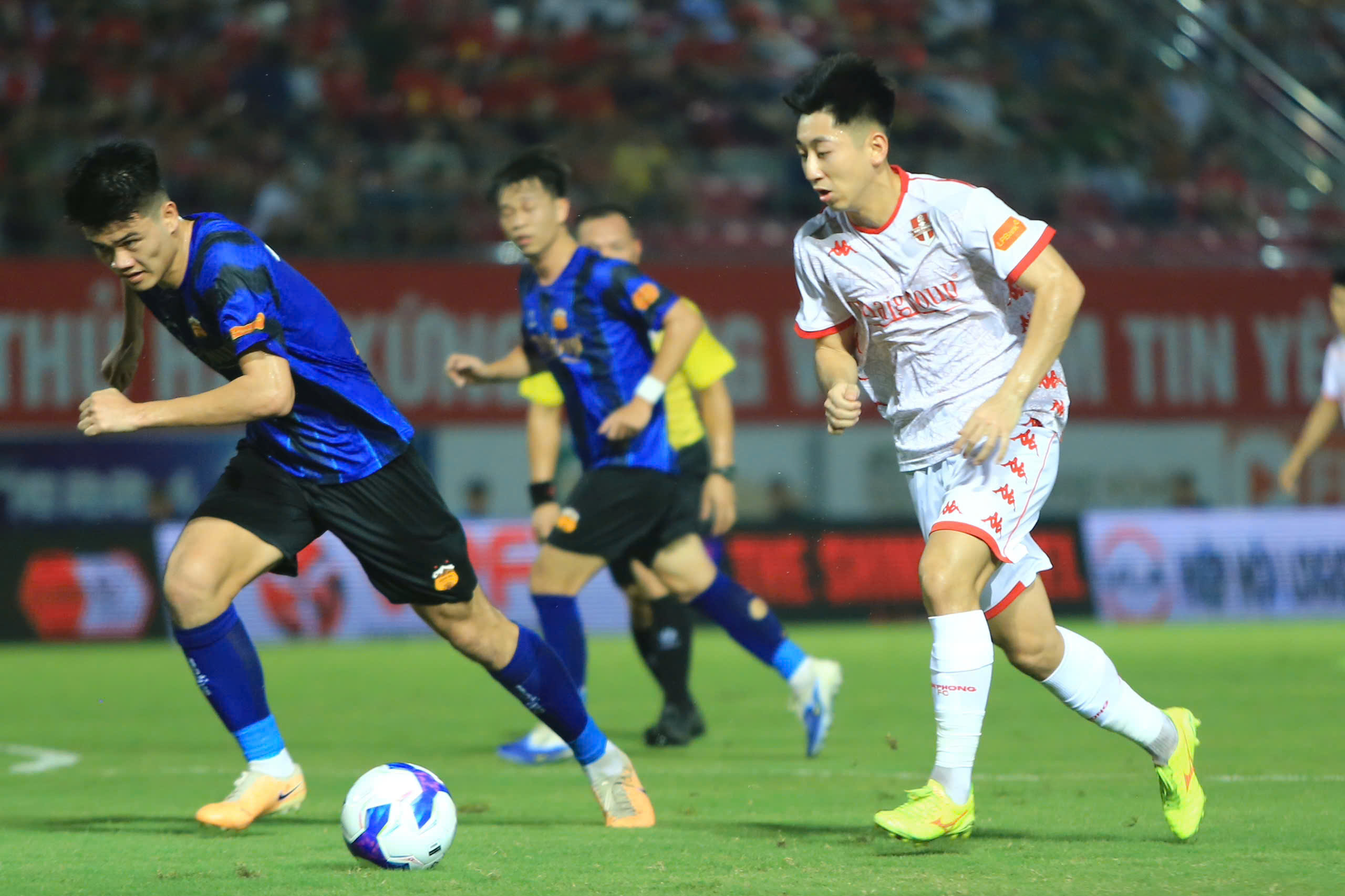 Trung Kiên không thể cứu nổi HAGL, cửa rớt hạng đang đến gần- Ảnh 1. Trung Kiên không thể cứu nổi HAGL, cửa rớt hạng đang đến gần- Ảnh 1.