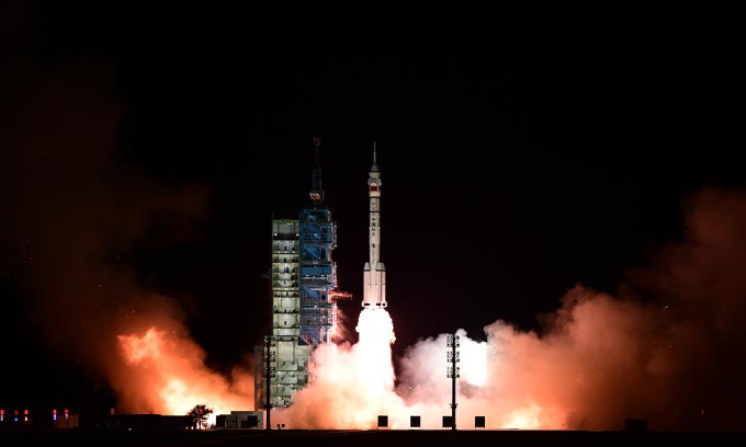 Tên lửa đẩy Trường Chinh 2F đưa tàu Thần Châu 21 bay lên không gian từ Trung tâm Phóng Vệ tinh Tửu Tuyền ngày 31/10. Ảnh: Xinhua