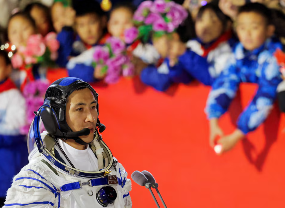 Trung Quốc đưa phi hành gia trẻ nhất lên Trạm Thiên Cung - Ảnh 1.