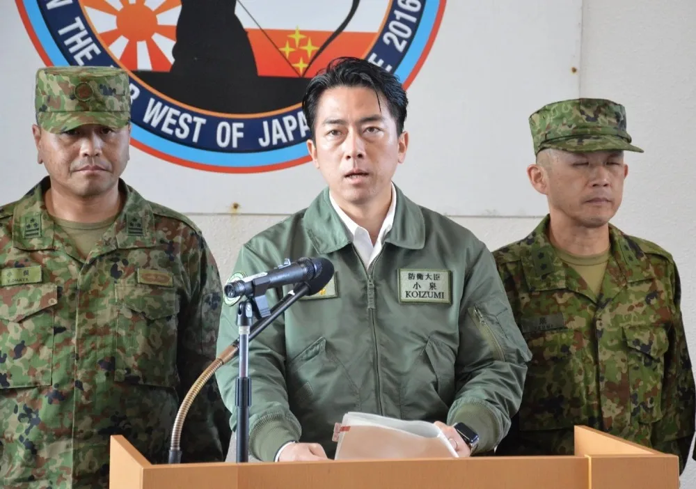 Bộ trưởng Quốc phòng Nhật Shinjiro Koizumi (giữa) phát biểu với báo giới trong chuyến thăm căn cứ quân sự ở đảo Yonaguni hôm 23-11. Ảnh: JIJI Nhật sắp triển khai tên lửa tới đảo gần Đài Loan.jpg