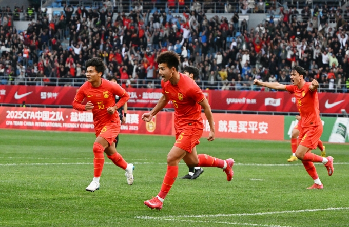 Trung vệ Trung Quốc Liu Haofan (giữa) góp một kiến tạo trong trận thắng Hàn Quốc 2-0 ở lượt hai giải giao hữu U22 Panda Cup 2025 trên sân Song Lưu, Thành Đô, tỉnh Tứ Xuyên, Trung Quốc ngày 15/11/2025. Ảnh: CFA