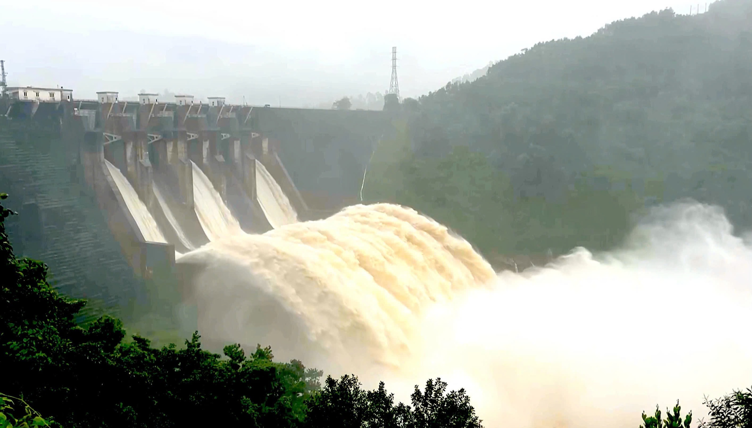 Trước bão Kalmaegi , Đà Nẵng yêu cầu hạ thấp mực nước hồ Thủy điện - Ảnh 1.