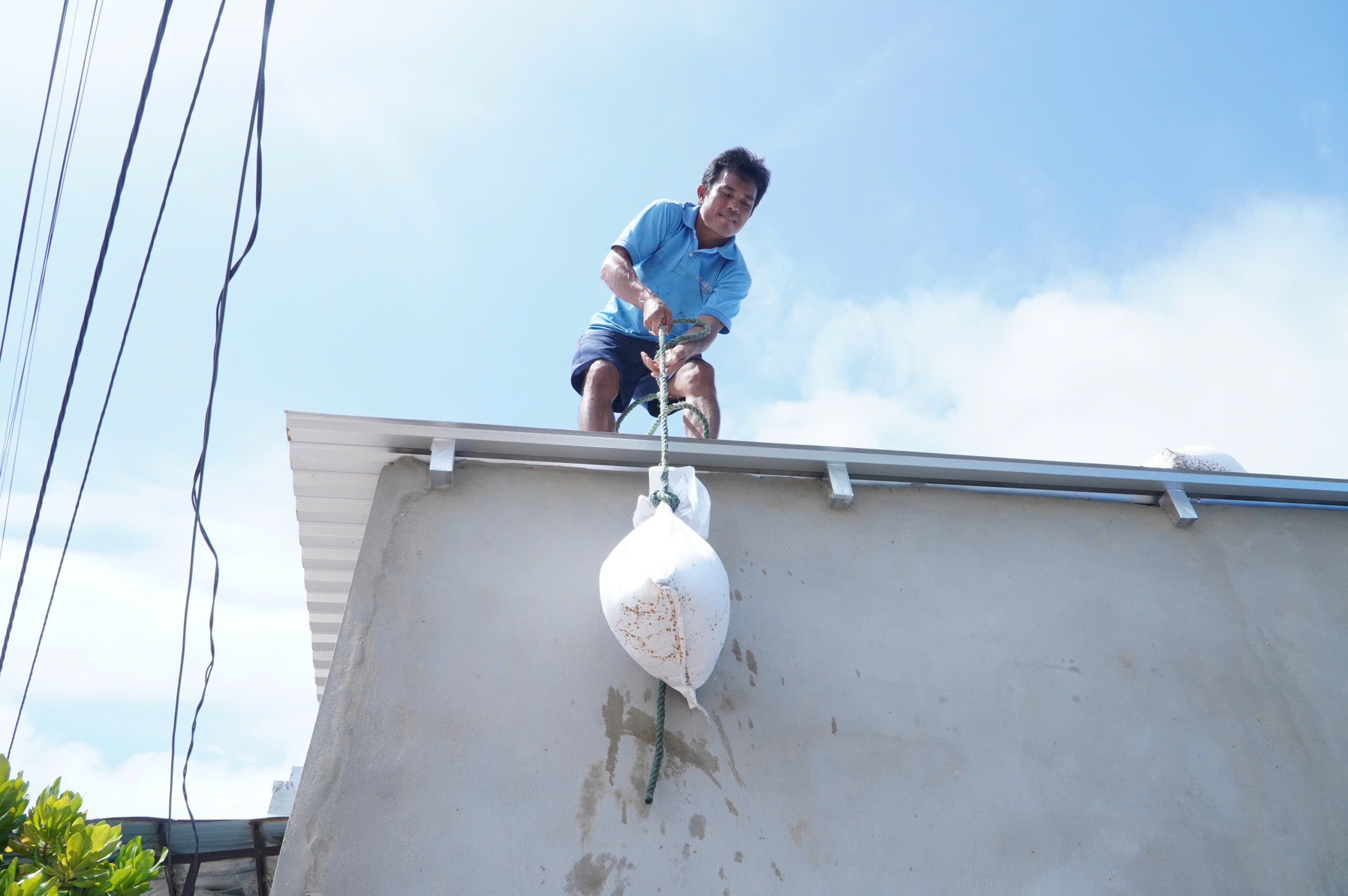 Trước giờ bão số 13 Kalmaegi đổ bộ, người dân ven biển chạy đua với thời gian - Ảnh 1.