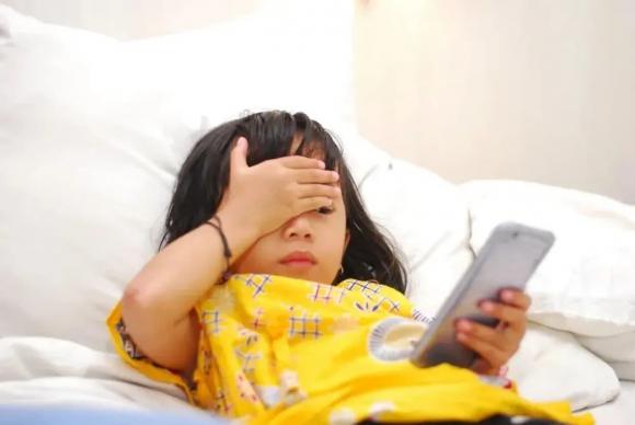 cận thị, trẻ bị cận thị, dấu hiệu cảnh báo con bị cận thị