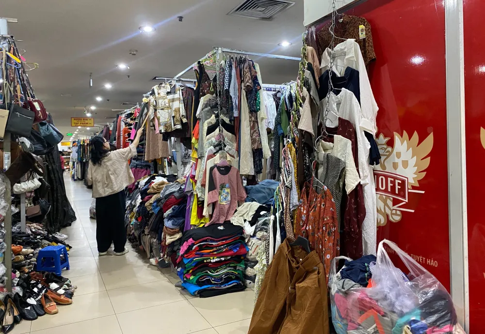 Nhiều chủ hộ kinh doanh lo lắng việc chuyển đổi sang kê khai thuế sẽ phát sinh chi phí, thủ tục. Ảnh: MINH TRÚC hộ kinh doanh chợ hàng da.jpg