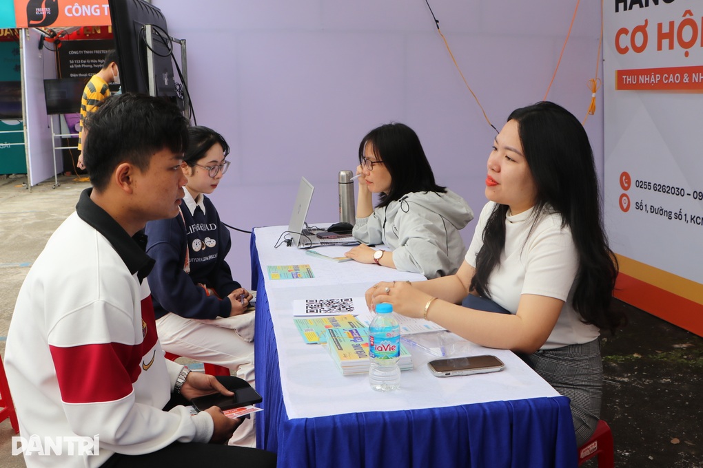 Trước những ngành nghề hot, lao động muốn đón cơ hội cần làm gì? - 1