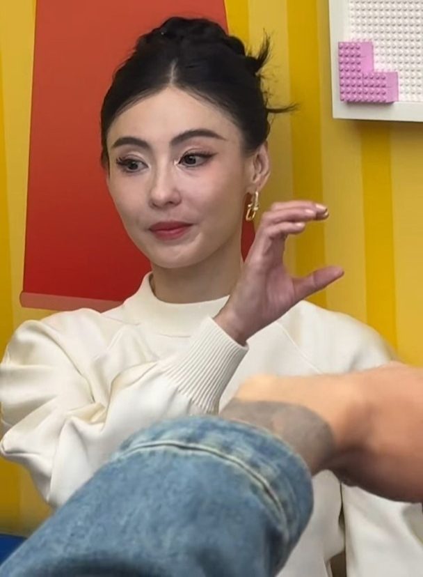 Trương Bá Chi đang làm gì với gương mặt của mình vậy?- Ảnh 2. Trương Bá Chi đang làm gì với gương mặt của mình vậy?- Ảnh 2.