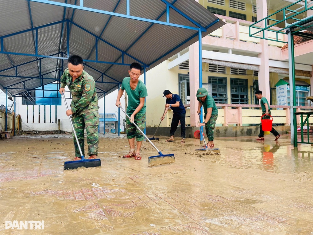 Trường học ngổn ngang sau bão, trong lớp có cả rắn - 1