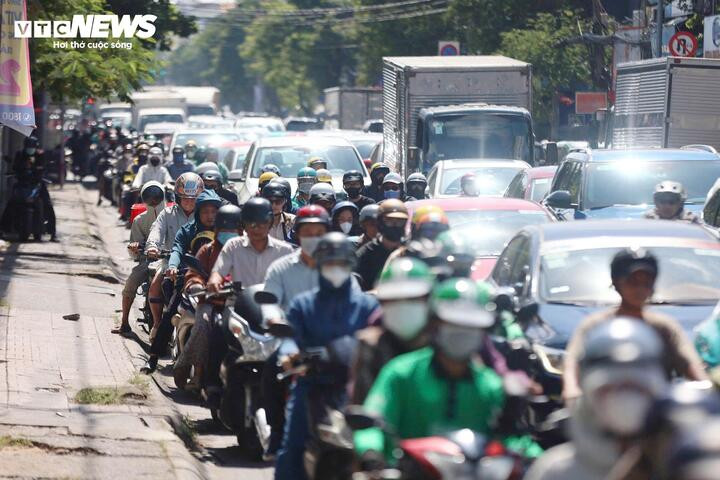 Từ 1/7/2026, Hà Nội dự kiến thí điểm cấm xe máy xăng tại 9 phường nội đô- Ảnh 1.