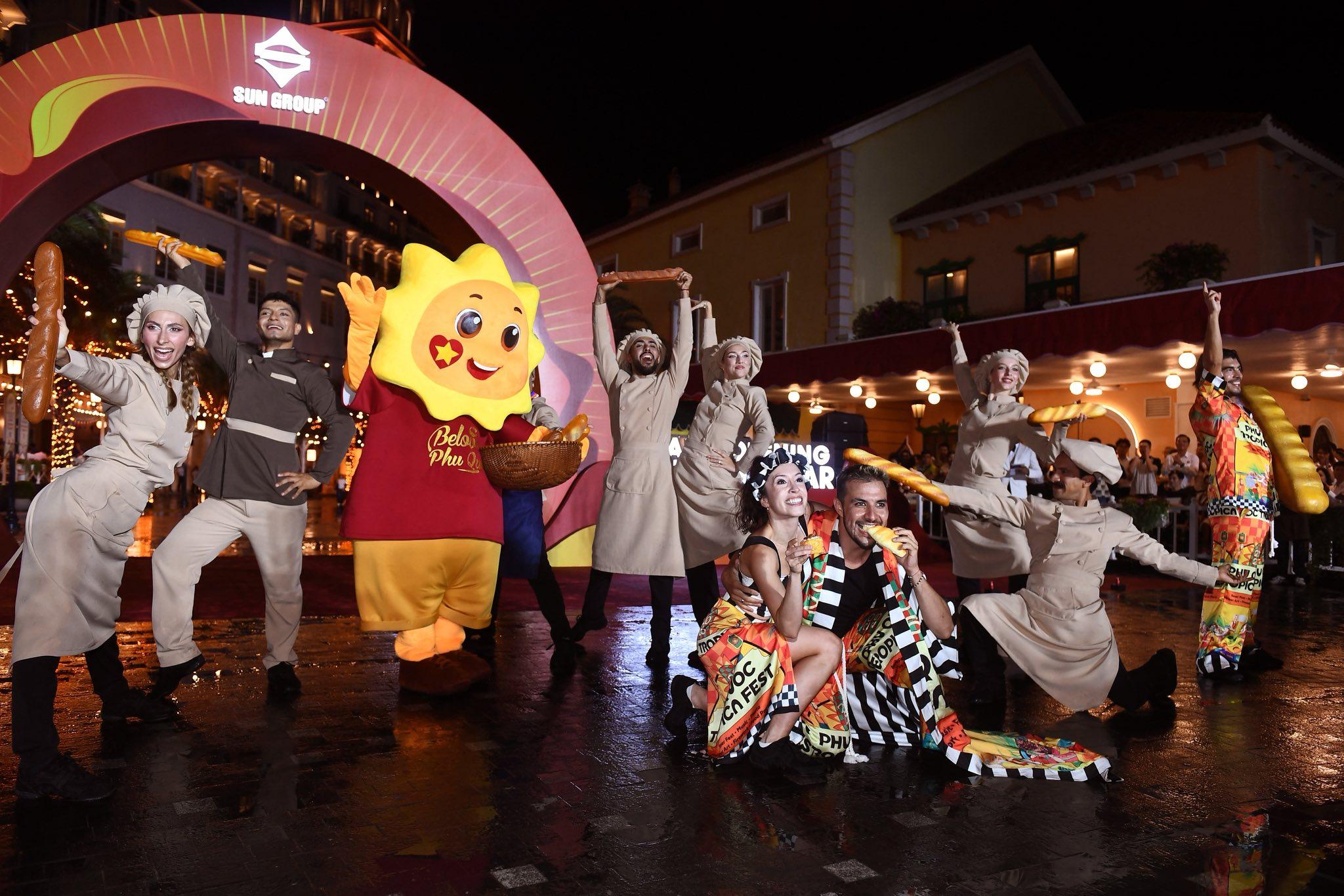 Từ bình minh tới đêm muộn: 5 trải nghiệm đỉnh cao không thể bỏ lỡ ở Phú Quốc 1 Show diễn Yum Yum mang đến những giây phút hoạt náo vui nhộn và sống động tại Sunset Bazaar.