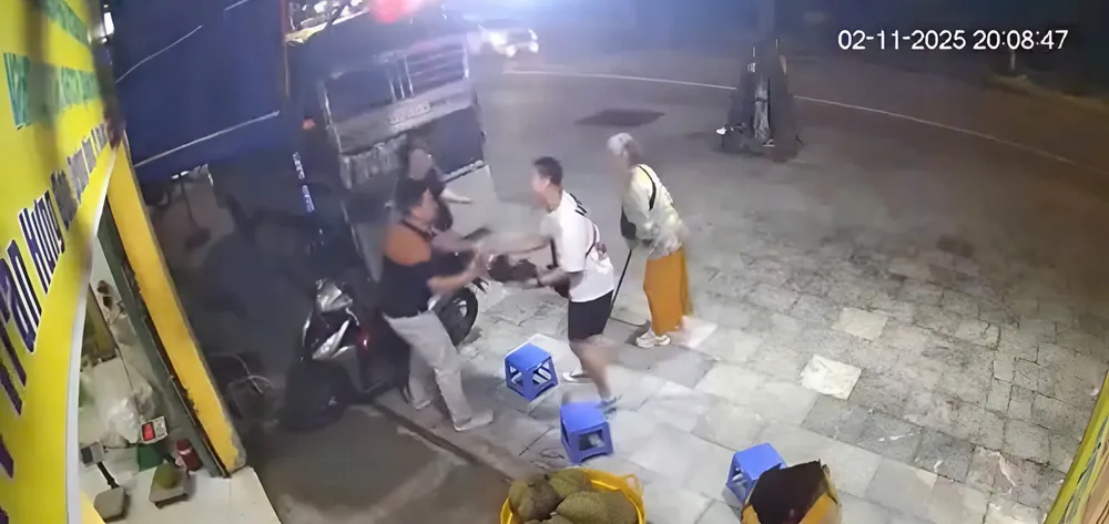 Ông Trần Hoàng Phương (áo vàng đen) từ chối nhận 500 USD sau khi giúp du khách Hàn Quốc (áo trắng) tìm lại người mẹ đi lạc. Ảnh: Chụp từ clip. z7226910687716_7bbf152be33e1cd09dfe4f763e139ea0.jpg