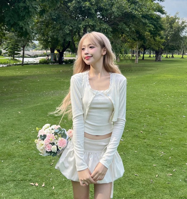 Từ cổ điển đến hiện đại, váy bí khiến giới trẻ mê mẩn- Ảnh 1.