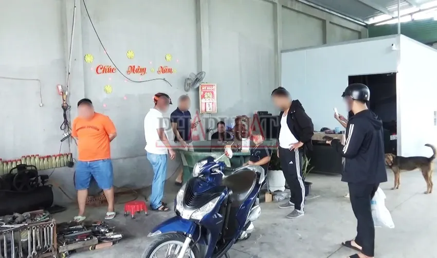 Các trinh sát hình sự Công an huyện Long Thành (Đồng Nai) ập vào bắt quả tang, khám xét thu giữ các tang vật liên quan tại tiệm sửa xe, quán phở, cà phê võng của Thước trên Quốc lộ 51, đoạn qua xã Long An. Ảnh: NHÓM PV tiệm phá xe