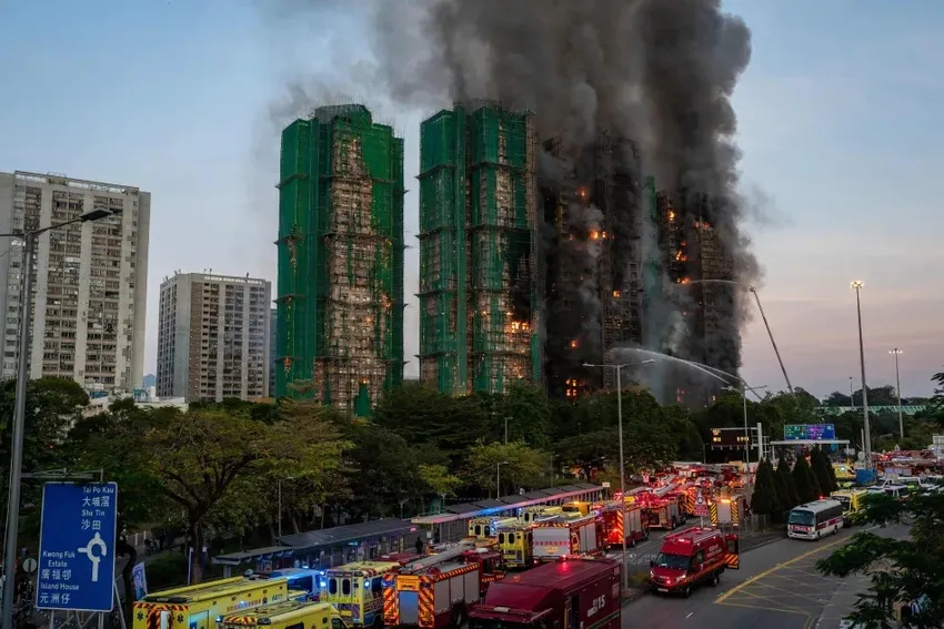 Giàn giáo tre bốc cháy trong vụ cháy cụm chung cư ở Hong Kong ngày 26-11. Ảnh: Vernon Yuen/Nexpher/ZUMA Press Wire/Shutterstock Lịch sử của giàn giáo tre và lý do Hong Kong vẫn dùng giàn giáo tre trong xây dựng?
