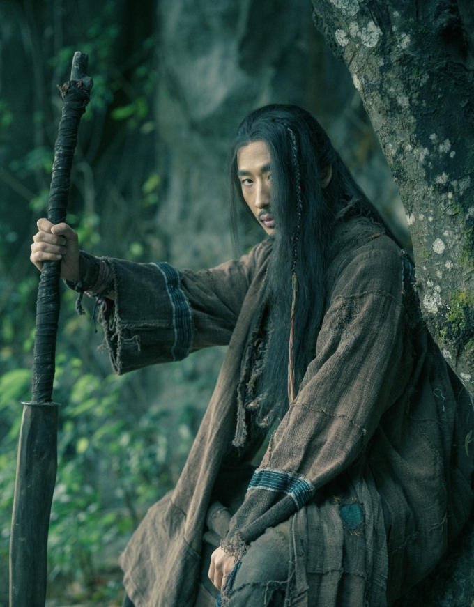 Tuấn Trần đóng chính - tráng sĩ Nguyên Phong, nằm trong nhóm nhân vật được giao phó bảo vệ mộ vua Đinh. Ảnh: Đoàn phim cung cấp