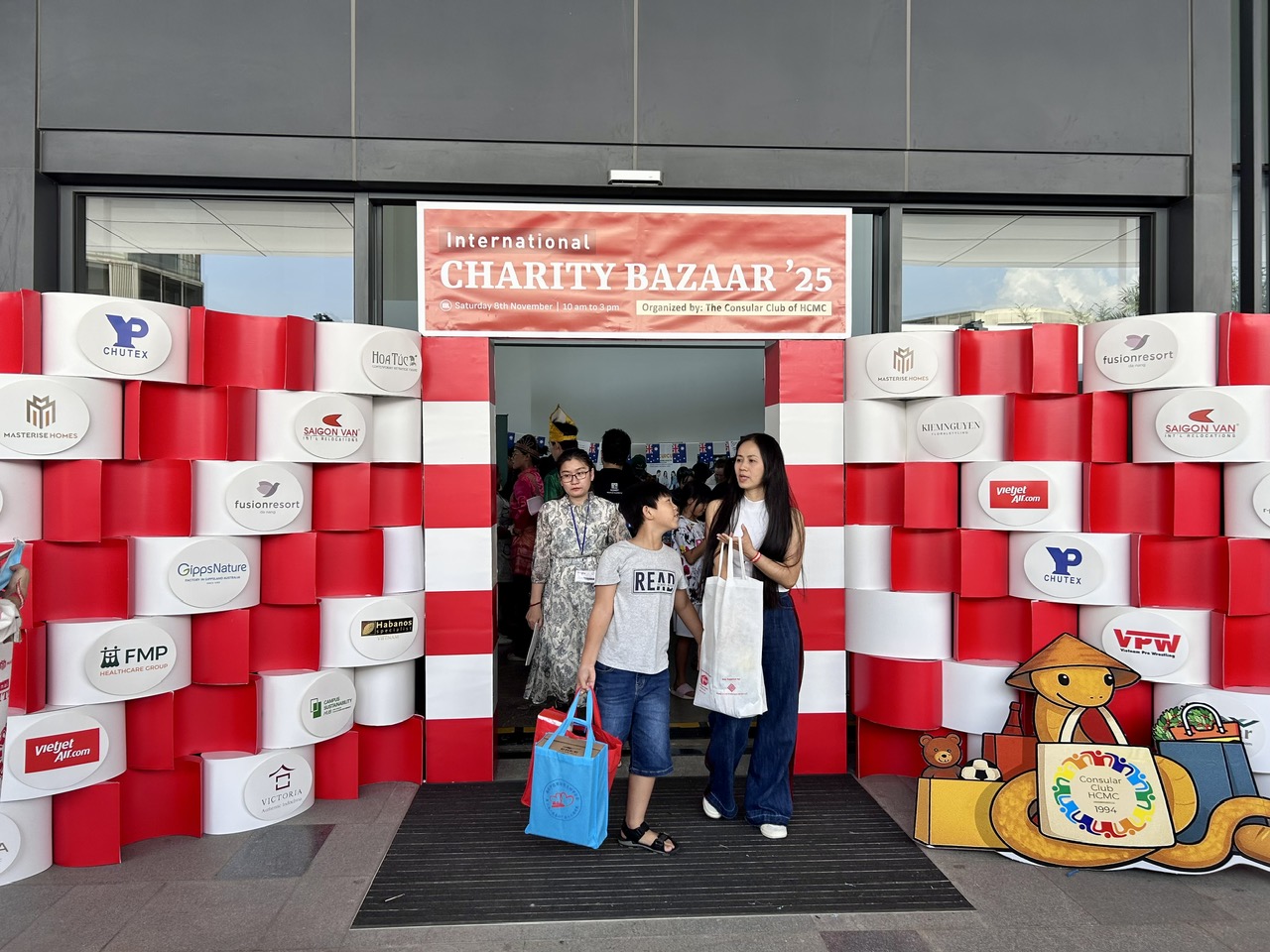Tưng bừng Hội chợ Từ thiện Quốc tế 2025 ở TP.HCM - Ảnh 1.