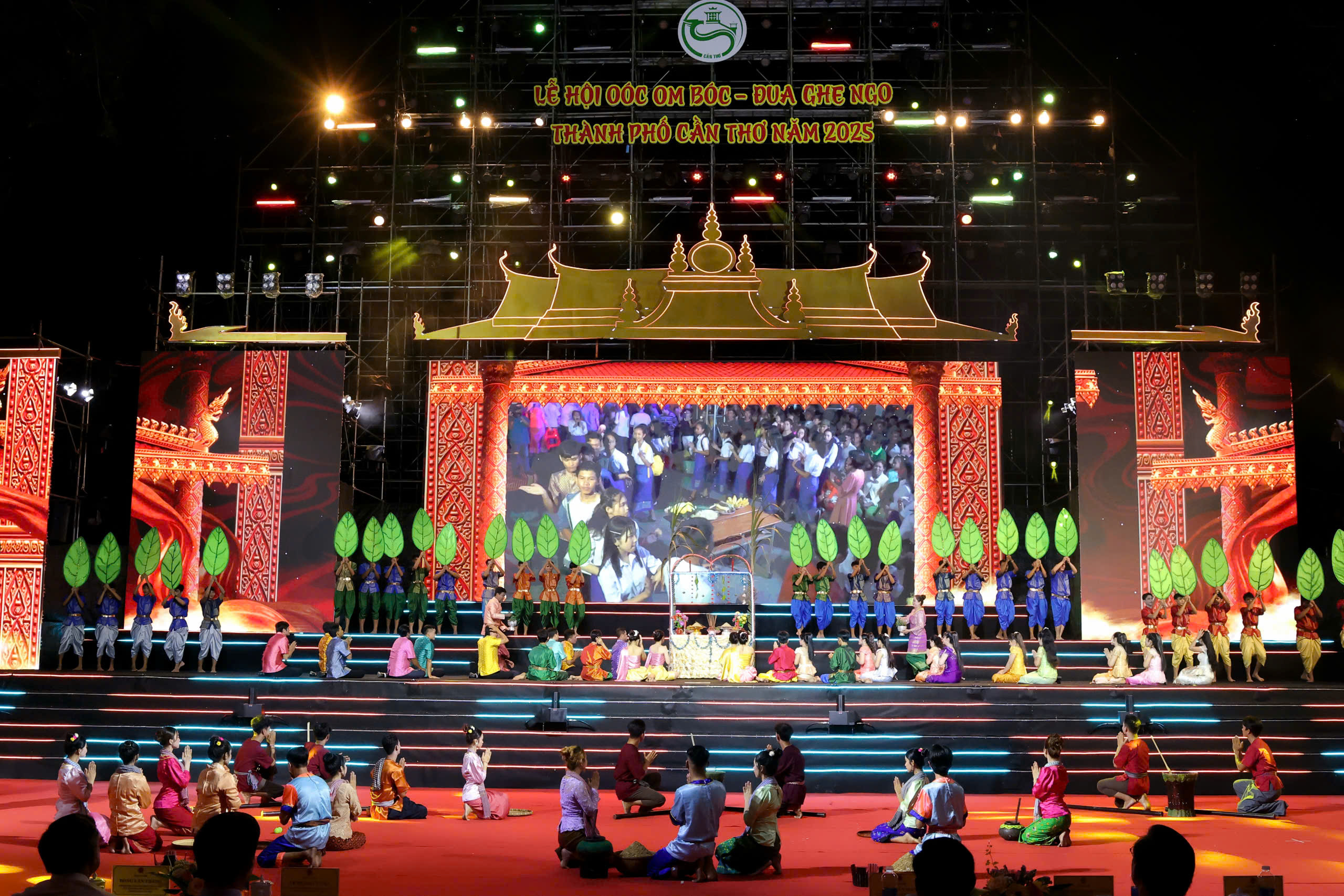 Tưng bừng Lễ hội Oóc Om Bóc - Đua ghe Ngo TP.Cần Thơ - Ảnh 1.