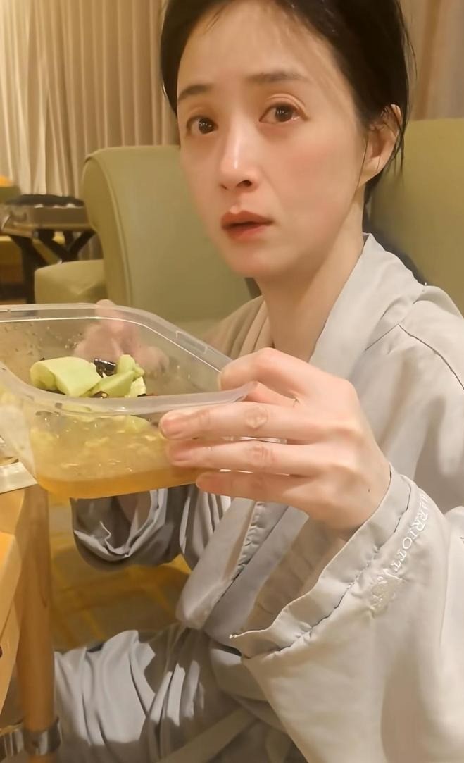 Tưởng Hân khoe bữa tối có thành phần chính là dưa chuột.